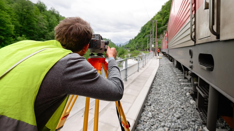 Statiker nahmen die Brücke genau unter die Lupe und gaben schließlich grünes Licht für den Bahnbetrieb. (Bild: Manuel Marktl, manuelmarktl.com)