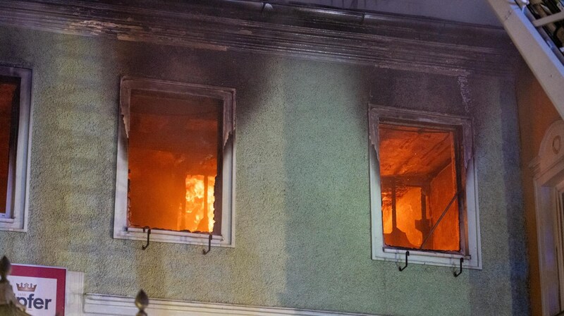 Die Flammen loderten aus den Fenster im zweiten Stock. (Bild: MARTIN SCHARINGER / FOTOKERSCHI)