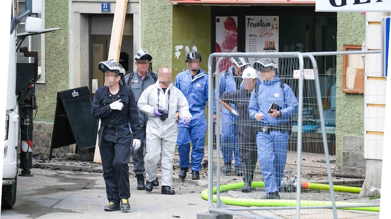 Erst am späten Mittwochnachmittag konnten Brandermittler das Gebäude erstmals betreten. (Bild: Einöder Horst, Krone KREATIV)