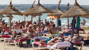 An Mallorcas Stränden drängen sich die Touristen. Vielen Einheimischen sind es zu viele. (Bild: APA/AFP/JAIME REINA)