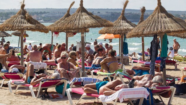 A turisták zsúfolódnak Mallorca strandjain. Sok helybéli számára túl sokan vannak. (Bild: APA/AFP/JAIME REINA)