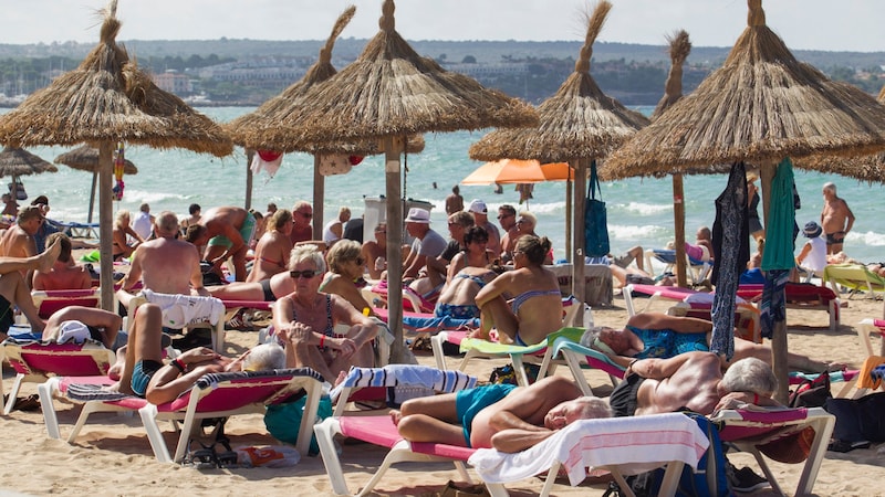 Urlauberinnen und Urlauber auf Mallorca (Bild: APA/AFP/JAIME REINA)