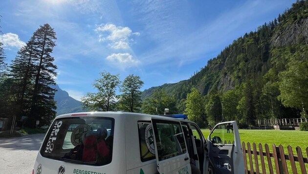 Beim Totenköpfl im Salzkammergut mussten Polizei und Bergrettung drei deutsche Kletterer mittels Tau bergen. (Bild: Bergrettung OÖ)