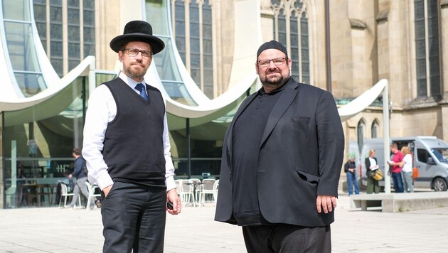 Rabbi Schlomo Hofmeister (li.) und Imam Ramazan Demir vor dem Alten Dom in Linz (Bild: Einöder Horst)