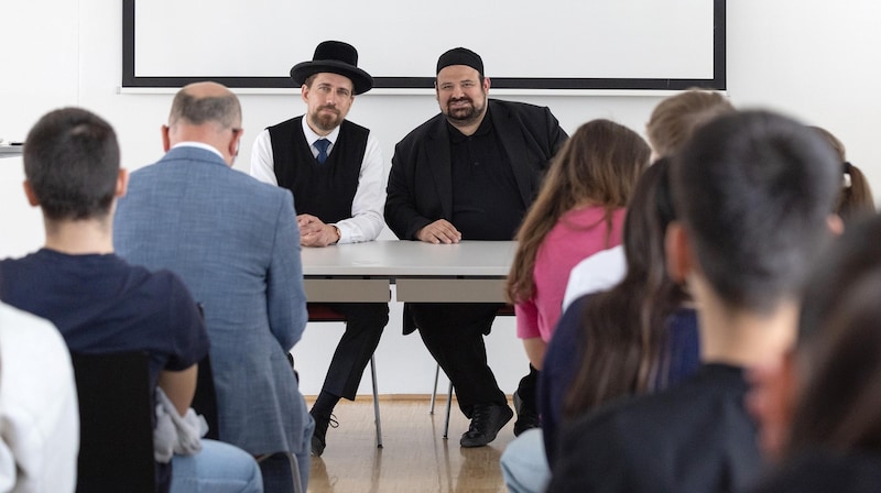 Die beiden Freunde in „göttlicher Mission“ in der HAK in Linz (Bild: Margot Haag)