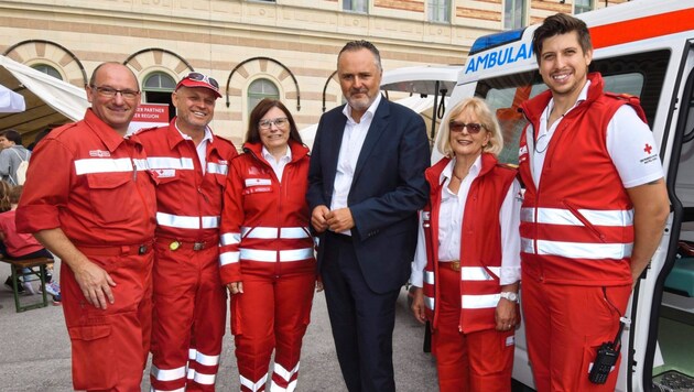 Landeshauptmann Doskozil freut, dass sowohl Rotes Kreuz als auch Arbeitersamariterbund mit an Bord sind. (Bild: Hafner Gregor)