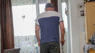 Nach einem Schlaganfall kann Günther K. nur schwer gehen. Eine Hand hat keine Feinmotorik mehr.