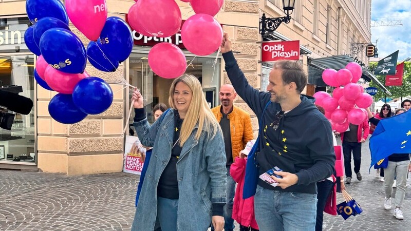 Iris Glanzer verteilte gemeinsam mit Neos-Kärnten-Chef Janos Juvan Luftballons. (Bild: zvg)