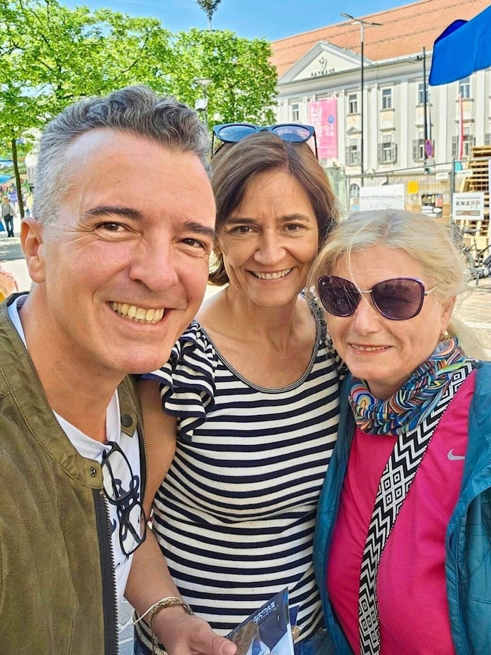 Elisabeth Dieringer-Granza (mitte) mit Landtagsabgeordneten Gernot Darmann beim Wahlkampf in der ...