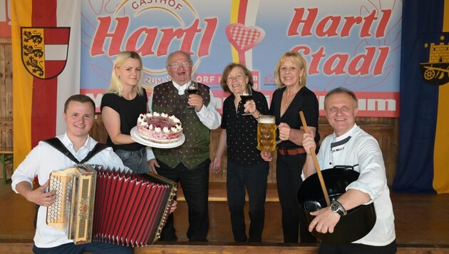 The Hartl family: Reinhard with his girlfriend Ingrid, his children Reinhard and Stefanie and his parents Albert and Margarethe Hartl, who still help out diligently at the inn. (Bild: Evelyn Hronek)