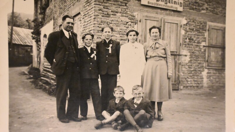 Großvater Albert Hartl (re) mit Firmlingen vor dem damaligen Kaufhaus. (Bild: Evelyn Hronek)