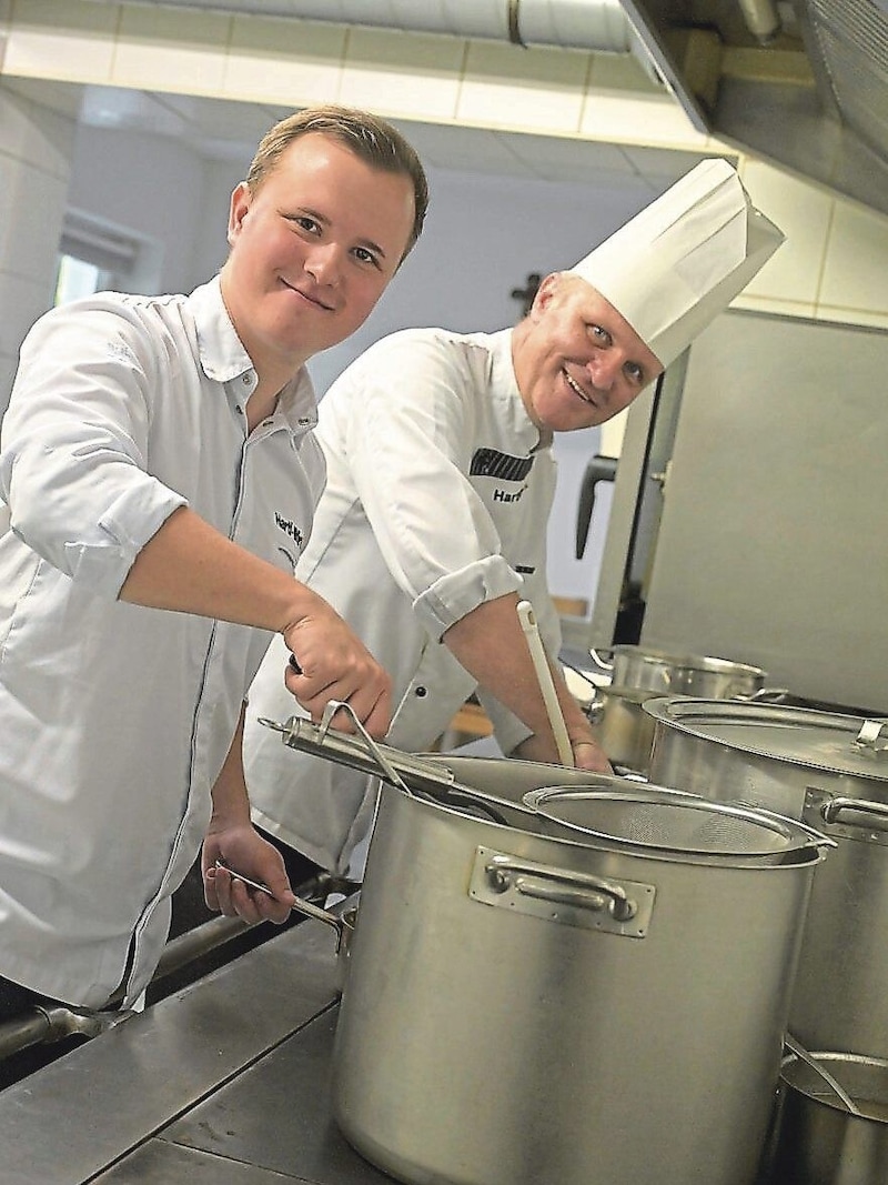 Die beiden Chefs Reinhard senior und junior stehen in der Küche und verwöhnen ihre Gäste. Viele geheime Rezepte stammen aus Überlieferungen.  (Bild: Evelyn Hronek)