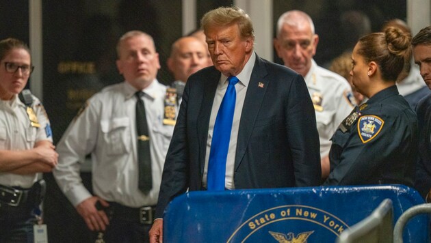 Trump leaves the court in Manhattan after the verdict on Thursday. (Bild: AP ( via APA) Austria Presse Agentur/Steven Hirsch)