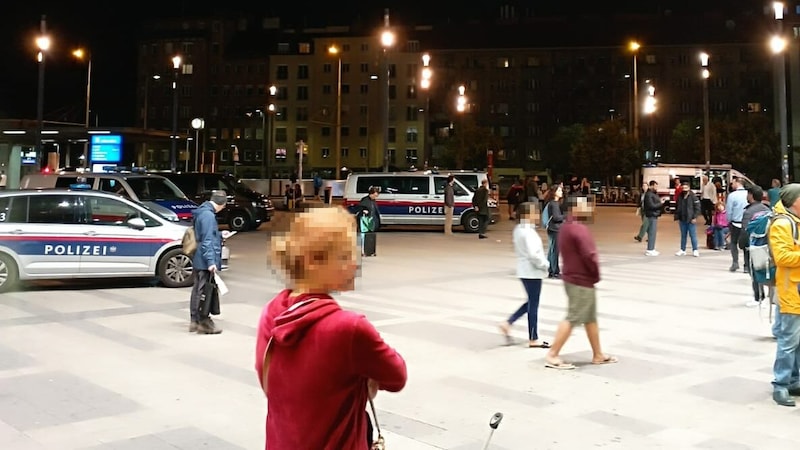 Zahlreiche Einsatzkräfte rasten Donnerstagnacht zum Hauptbahnhof. (Bild: „Krone“-Leserreporter, Krone KREATIV)