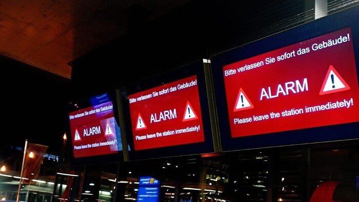 Statt der Fahrpläne erschien auf den Screens im Bahnhofsgebäude eine Warnbotschaft.