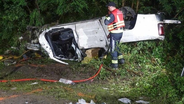 The car ended up on its roof. (Bild: APA/EINSATZDOKU/LECHNER)