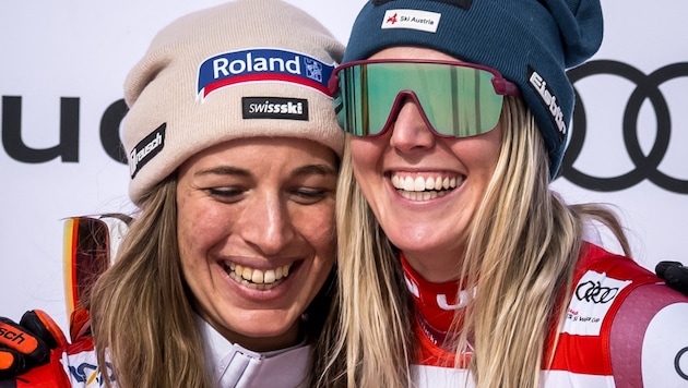 Jasmine Flury (links) zusammen mit Cornelia Hütter.   (Bild: AFP/APA/Fabrice COFFRINI)