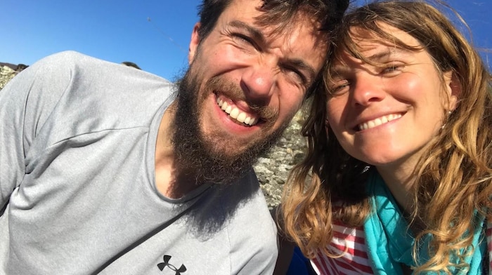 Anne und Roman sind die bemühten Wirtsleute,