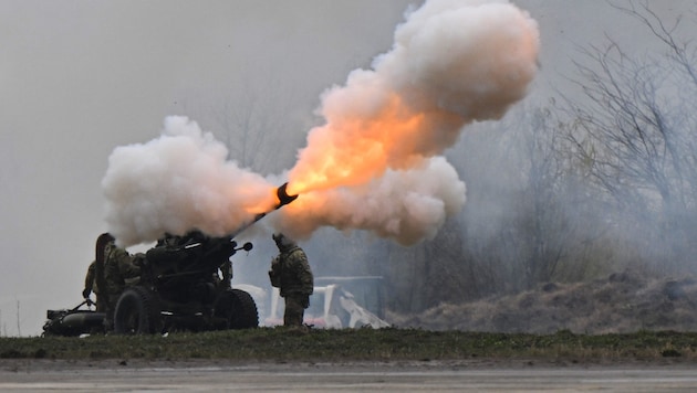 Eine 105-Millimeter-Haubitze der US-Armee bei einer Vorführung in Rumänien – mit derartigen Waffen darf die Ukraine jetzt auch Ziele in Russland beschießen. (Bild: APA/AFP/Daniel MIHAILESCU)