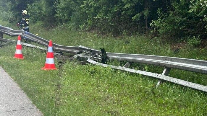 Gegen diese Leitschiene krachte der Fahrzeuglenker.