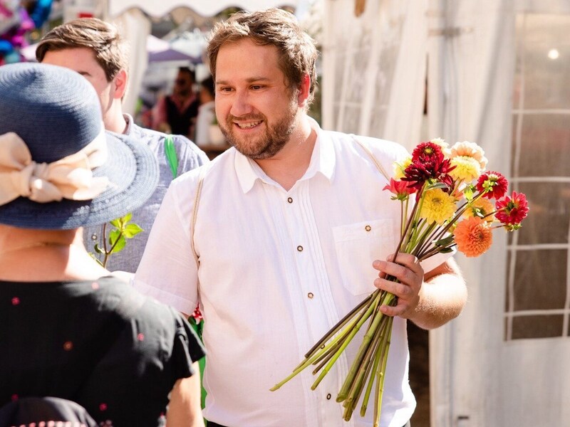 Hirzbauer verteilt Blumen und vegane Gummibärchen (Bild: zVg)