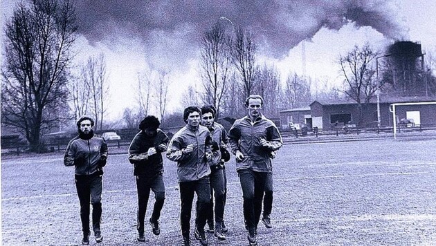 VÖEST training next to smoking industrial chimneys. (Bild: FC Blau Weiß Linz)