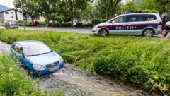 Das Fluchtauto landete am Ende in einem Bachbett. (Bild: Bernd Hofmeister, Krone KREATIV)