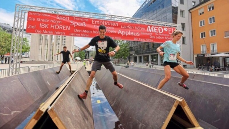 Die Teilnehmer müssen beim diesjährigen Innsbruckathlon am 29. Juni wieder zahlreiche Hindernisse bewältigen. Neben anspruchsvollen Balancier- bzw. Kriechpassagen, heißt es mitten in der Innenstadt auch das Gleichgewicht zu halten und dabei weiterhin so schnell wie möglich unterwegs zu sein. (Bild: GEPA pictures)