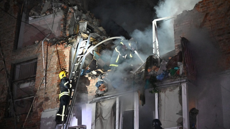 During the night, a missile hit this residential building in Kharkiv. (Bild: APA/AFP/SERGEY BOBOK)