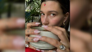Hailey Bieber präsentierte auf Instagram ihren neuen Mega-Klunker – ein Geschenk ihres Gatten ...