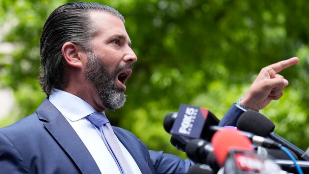 Donald Trump Jr. stood by his father during the trial. After the guilty verdict on Thursday, the 46-year-old railed against the Democrats on social media, ranting that it was "a sad day for America". (Bild: APA/AP Photo/Seth Wenig)