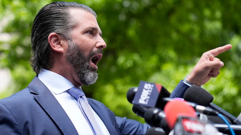 Donald Trump Jr. stand seinem Vater während des Prozesses bei. Nach dem Schuldspruch am Donnerstag pöbelte der 46-Jährige auf Social Media gegen die Demokraten und schimpfte, es sei „ein trauriger Tag für Amerika“. (Bild: APA/AP Photo/Seth Wenig)