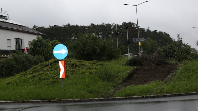 A halálos baleseti dráma helyszíne másnap: A körforgalom katapultként működött, mintegy 100 métert repítette az autót a levegőben. (Bild: Helmut Horvath)