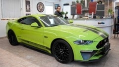 Der giftgrüne Ford Mustang ist mit Sicherheit an jeder Ampel ein Blickfang. Mit 450 PS hat der Wagen auch viel Power. (Bild: Roland Muehlanger)