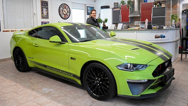 The poison green Ford Mustang is certainly an eye-catcher at every traffic light. With 450 hp, the car also has plenty of power. (Bild: Roland Muehlanger)