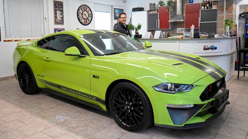 Der giftgrüne Ford Mustang ist mit Sicherheit an jeder Ampel ein Blickfang. (Bild: Roland Muehlanger)