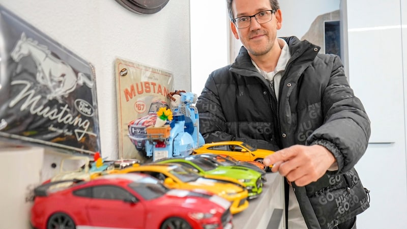 Der Autofanatiker sammelt sogar Modelle seiner Sportflitzer. (Bild: Roland Muehlanger)