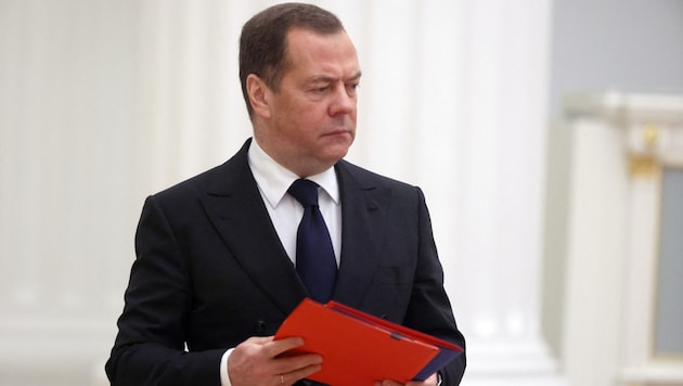 Medvegyev egyik jelenlegi fő feladata? Figyelmeztetni a Nyugatot az orosz atombombákra. (Bild: AFP/SPUTNIK/Mikhail Metzel)