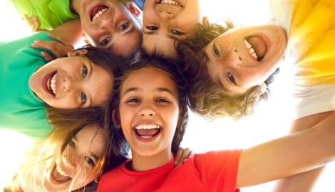 Kinder freuen sich auf die Sommerferien – Eltern verzweifeln wegen der Betreuung. (Bild: stock.adobe.com/Studio Romantic - stock.adobe.co)