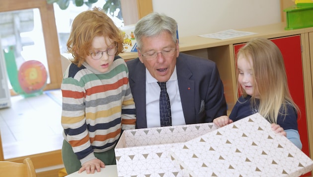 Landeshauptmann Peter Kaiser zeigte sich überrascht über den Konter der Wirtschaftskammer, jetzt reagiert er selbst und geht mit gutem Beispiel voran. (Bild: LPD/Wajand,)