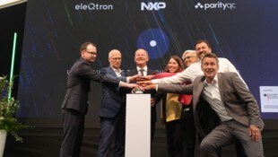 Bundeskanzler Olaf Scholz (Bildmitte) beim symbolischen Startschuss des NXP-Quantencomputers.