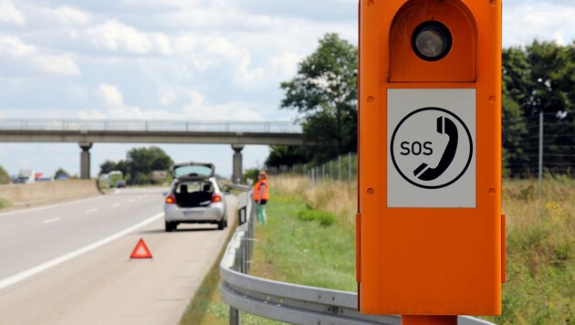 Wenn das Fahrzeug plötzlich spinnt oder es einem Insassen schlecht geht: Wir haben nachgefragt, wie man in solchen Notsituationen richtig und sicher handelt. (Bild: stock.adobe.com/Hieronymus Ukkel )