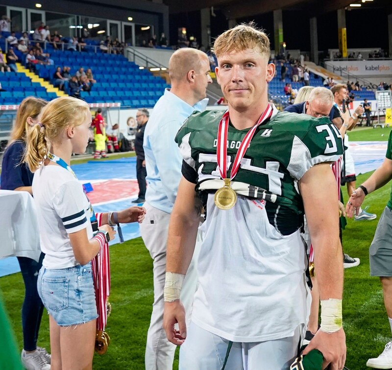 Kevin mit der Medaille für den Sieg bei der Austrian Bowl 2023 in St. Pölten. (Bild: Danube Dragons)