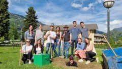 Wie 20 andere Ortsgruppen vergrub auch der Osttiroler Bezirksausschuss eine Zeitkapsel mit Gegenständen unter der Erde. (Bild: JB/LJ Osttirol)