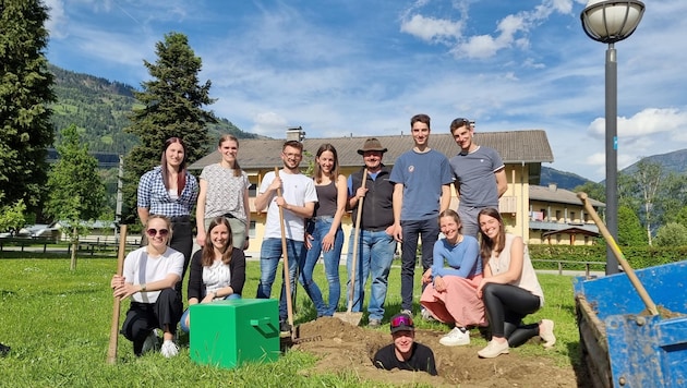 Wie 20 andere Ortsgruppen vergrub auch der Osttiroler Bezirksausschuss eine Zeitkapsel mit Gegenständen unter der Erde. (Bild: JB/LJ Osttirol)