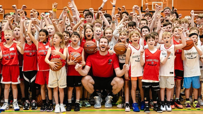 Jakob Pöltl gave the young basketball players some tips and tricks along the way. (Bild: Mario Urbantschitsch)