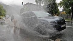 Der Dauerregen betraf fast ganz Tirol, manche Straßen verwandelten sich in riesige Pfützen (Bild: Birbaumer Christof)