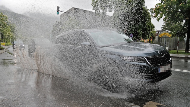 The continuous rain affected almost the whole of Tyrol, turning some roads into huge puddles (Bild: Birbaumer Christof)