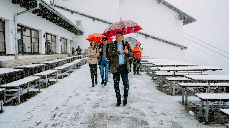 The terrace on Innsbruck's Seegrube was already covered in snow on Friday. (Bild: florianrogner photography)