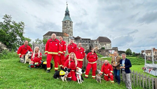 ÖRHB-Staffel Güssing mit Burgmanager Gilbert Lang. (Bild: Christian Schulter)